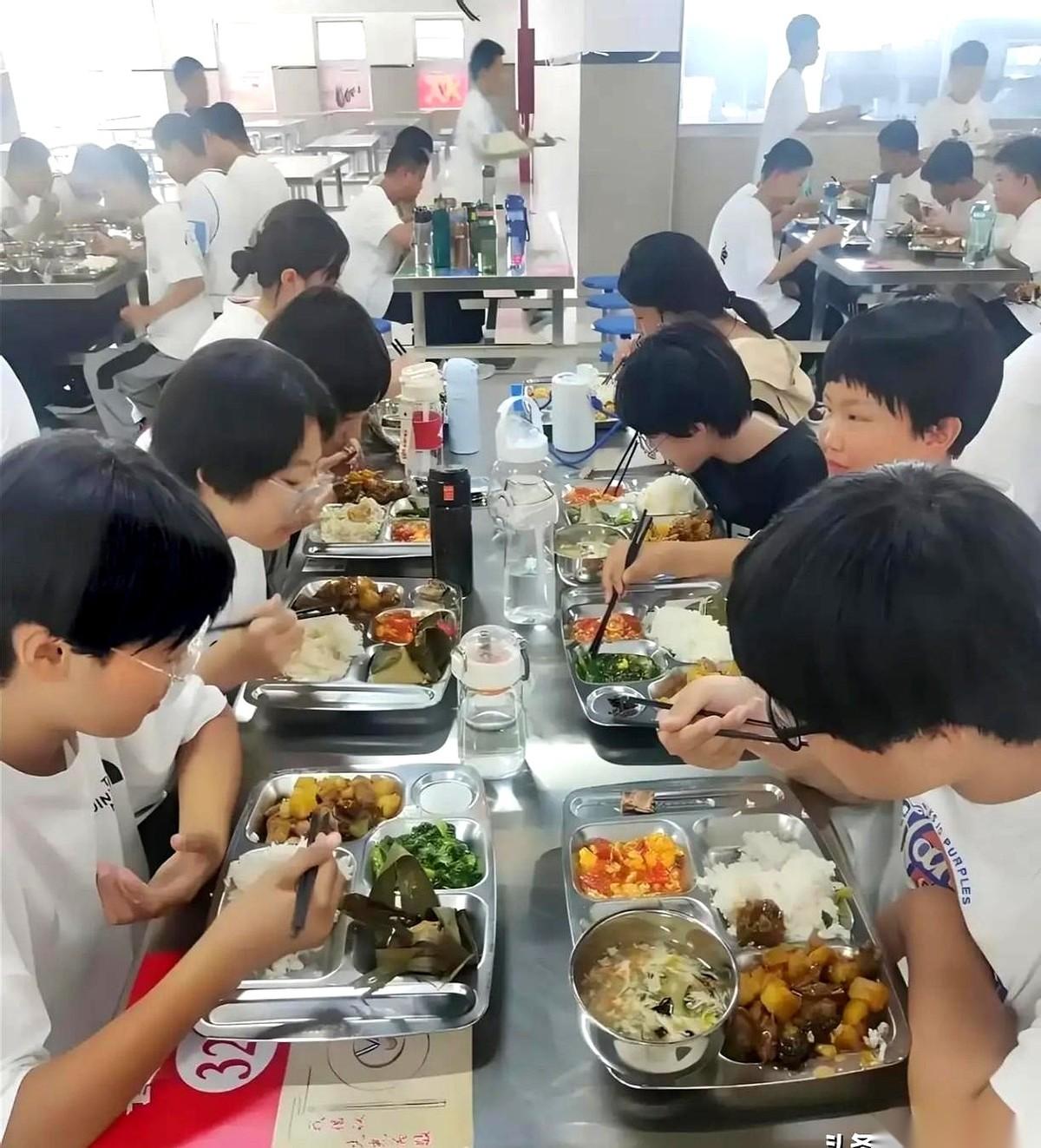 我真觉得挺魔幻的。让马儿跑，还不给马儿吃草。说的就是学校食堂这个事儿。非要搞