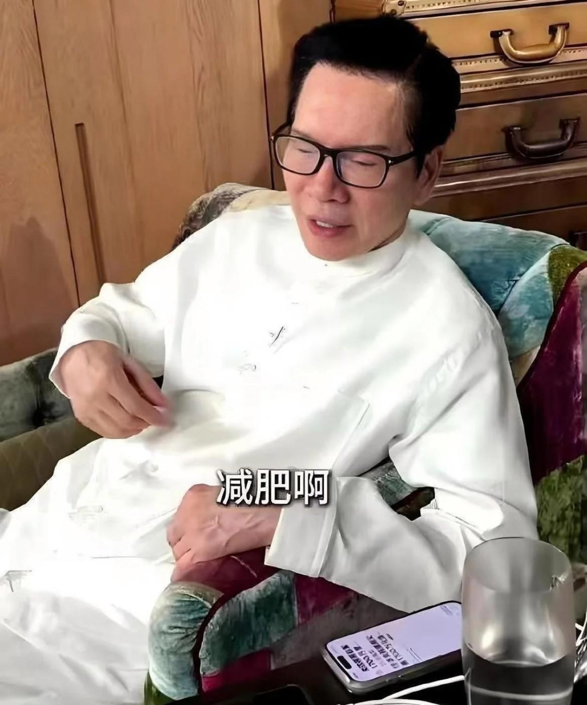 香港顶级富豪圈在长寿续命这块的努力也太卷了吧。前阵子刷到向太分享的家庭聚会vlog，镜头扫过餐桌主位