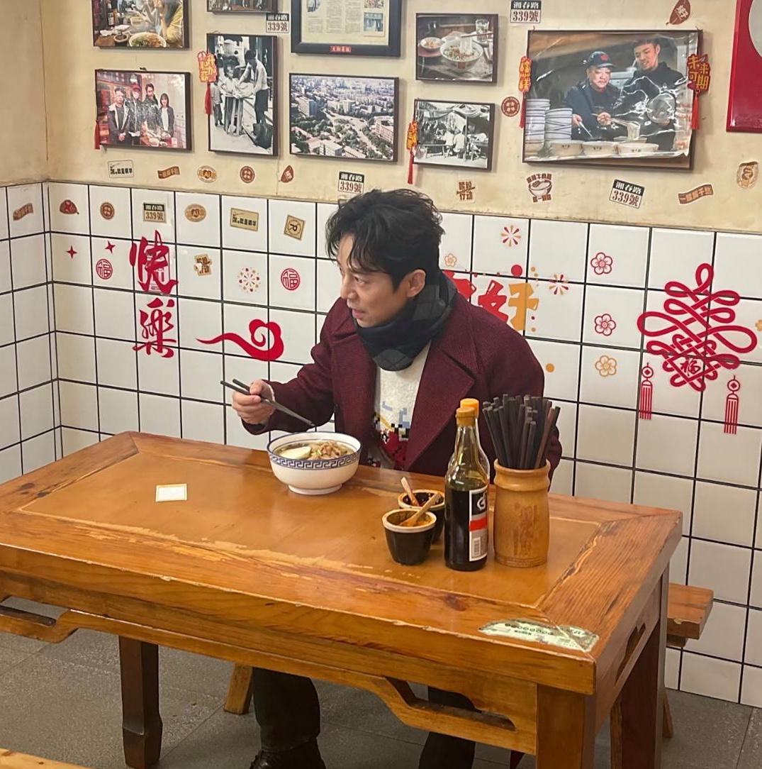 51岁何炅在湖南长沙一家餐馆吃粉，他看起来好年轻，打扮得光鲜亮丽，点了一碗汤粉加