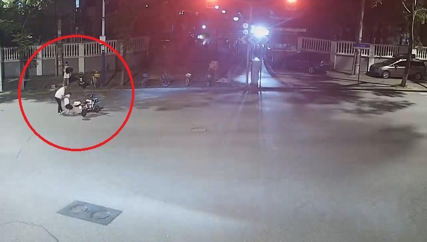 2026‑09‑02澎湃新闻报道，上海闵行区，一名男子喝完酒之后骑着电动自行车在