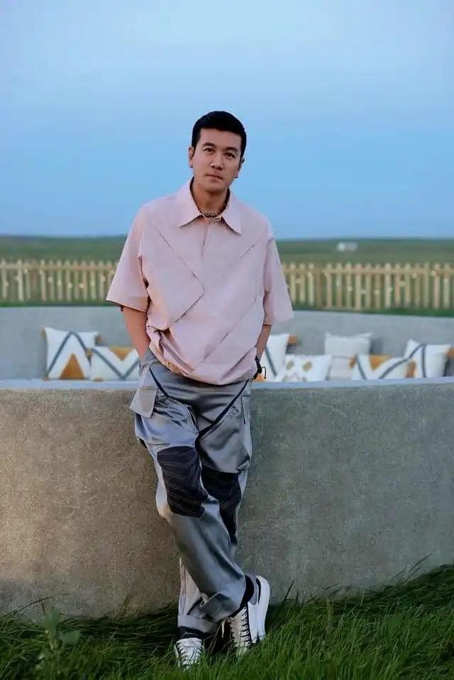杨子直播吐槽黄圣依不知好歹，网友让他把黄圣依追回来，他却说别去追，爱咋咋地，话里