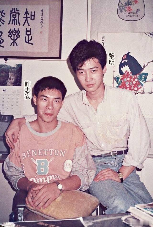 当有人夸许志安帅，一向不顾明星死活的港媒就抛出了这张照片。有人评论说黎明好像去康复中心看望许志安。​