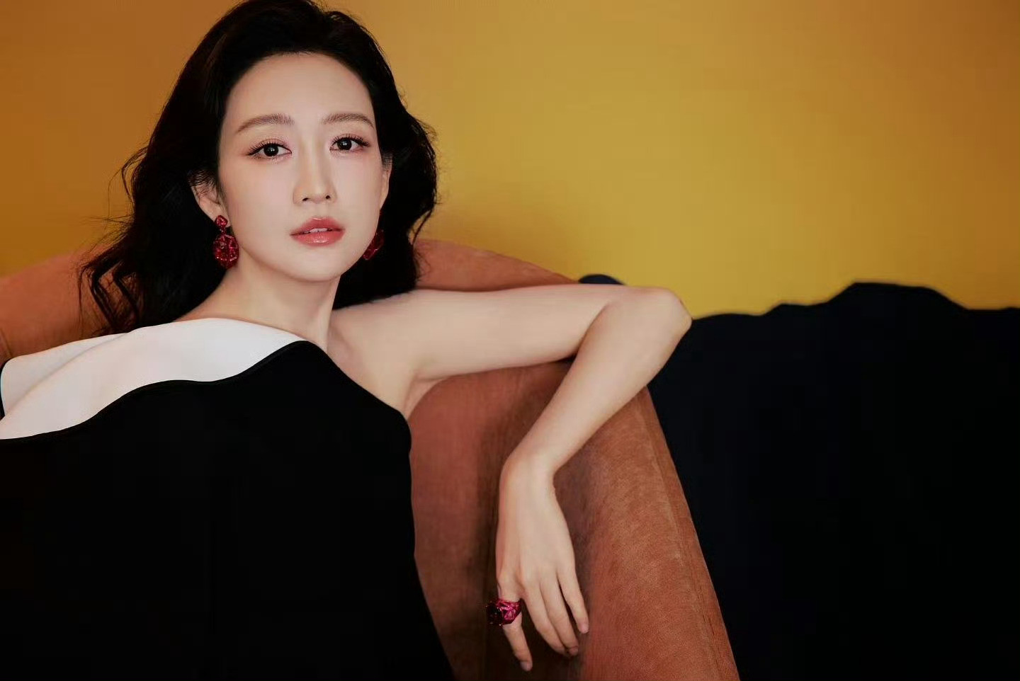 王鸥顶级魅魔王鸥的“顶级魅魔”气质太绝了！自带柔光滤镜的颜值，配上慵懒又勾人的神