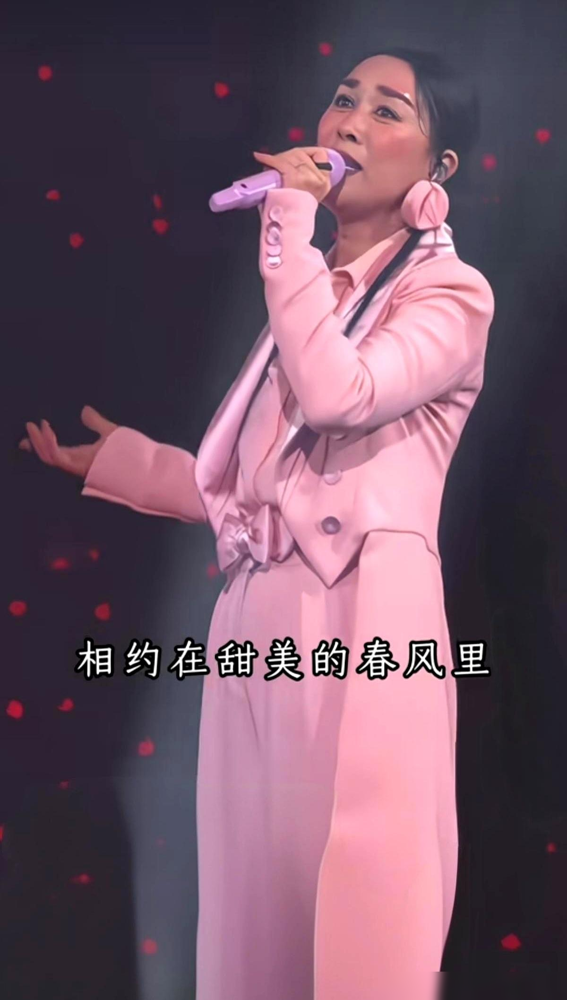 那英南京演唱会开唱，吸取了北京站穿露背被吐槽的教训，特意换上一身粉嫩新装，结果一开嗓，伴奏声大得快把