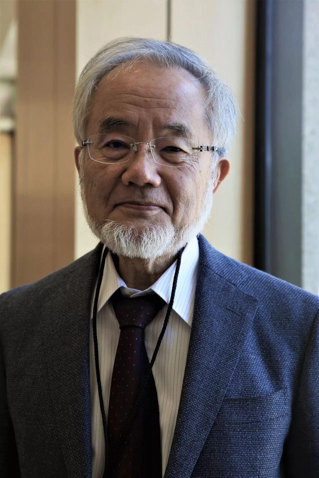 你敢信吗？日本科学家大隅良典因为搞懂了肚子饿的时候，身体靠"吃掉"坏掉的细胞
