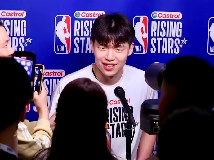 情商真高，杨瀚森希望世界队与美国队打5加时杨瀚森在全明星新秀赛上打得非常出色
