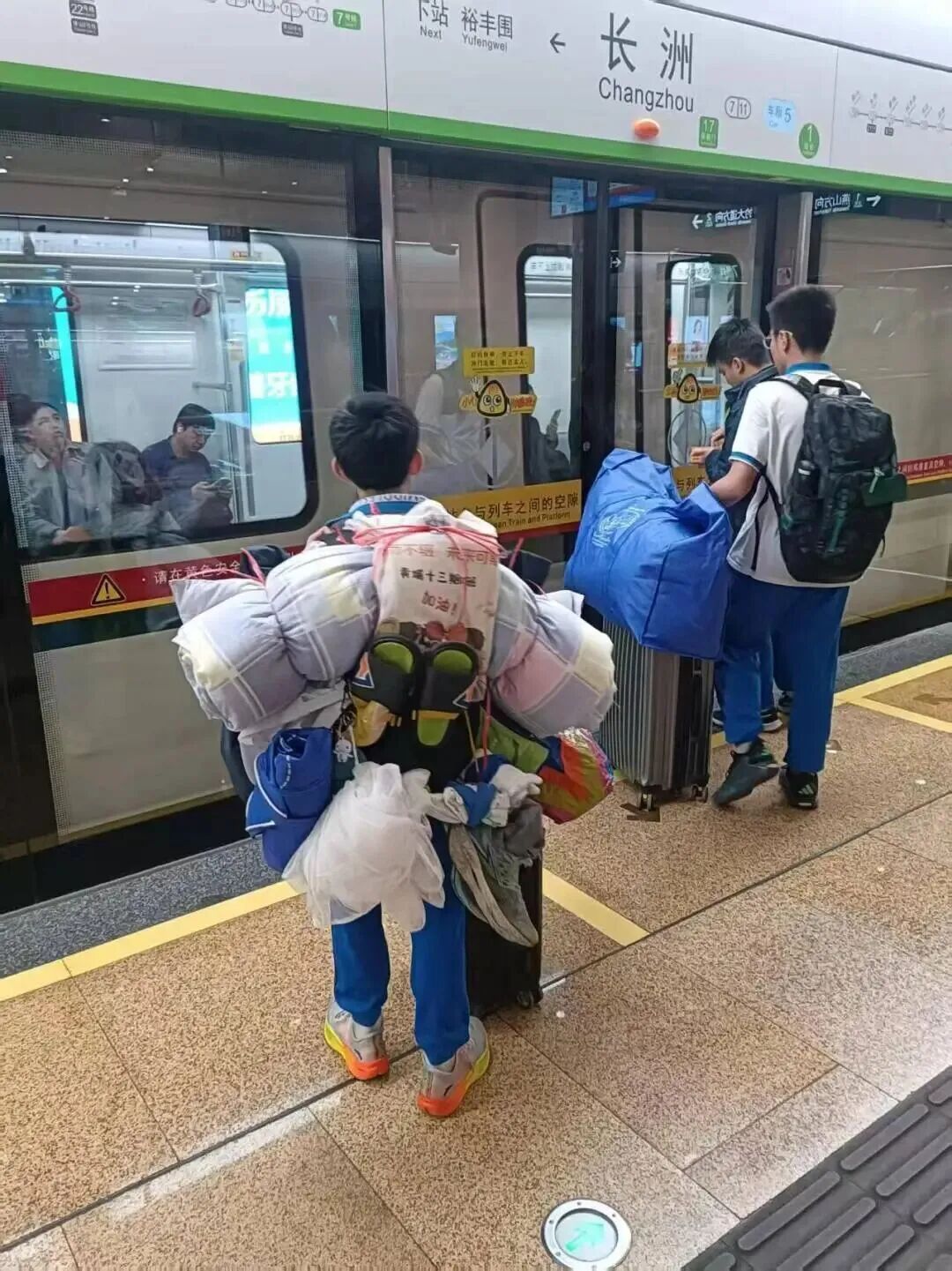 广州初中小孩哥背影爆红！绳子打包技巧征服网友