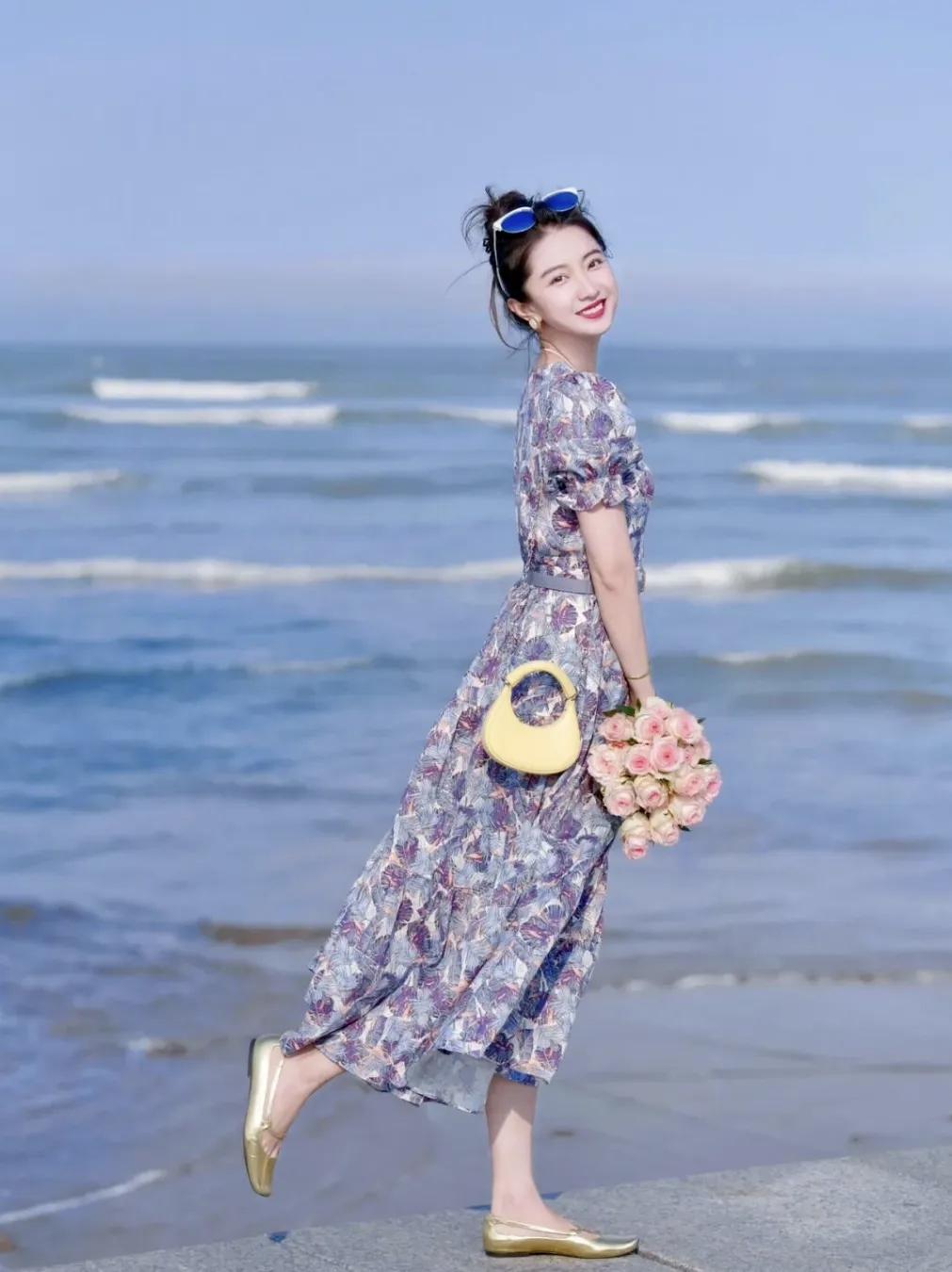阳光明媚，海边女孩手捧花束。