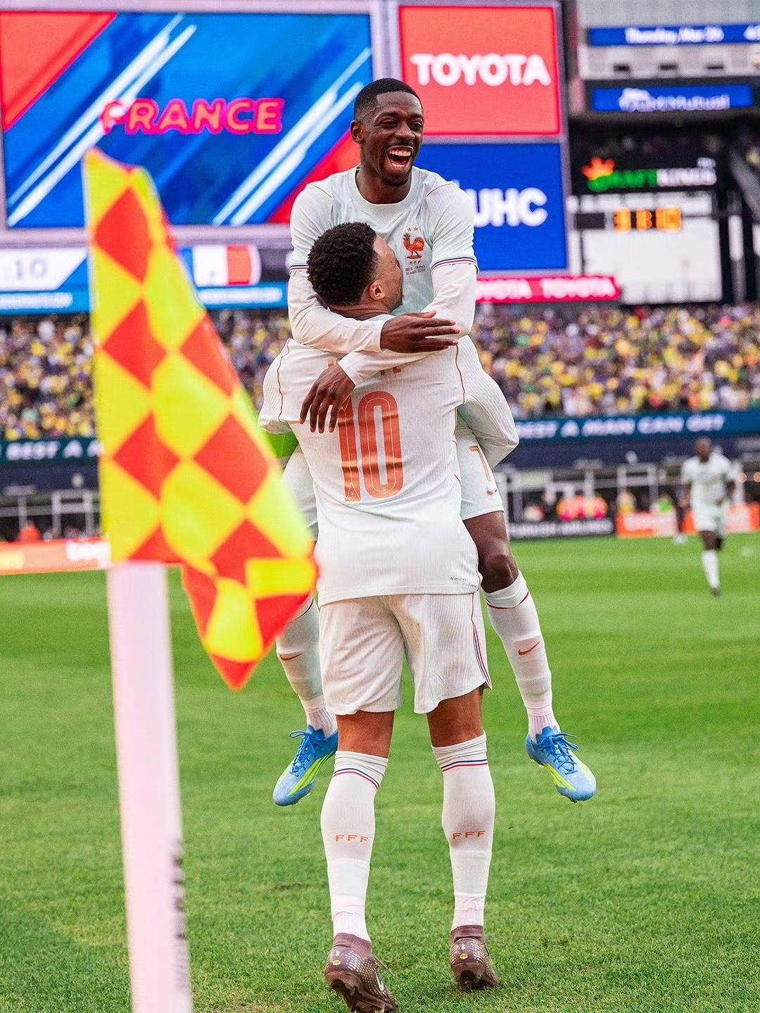 法国队的豪华锋线：姆巴佩：本赛季目前在皇马35场比赛打进38球5助攻，身价2