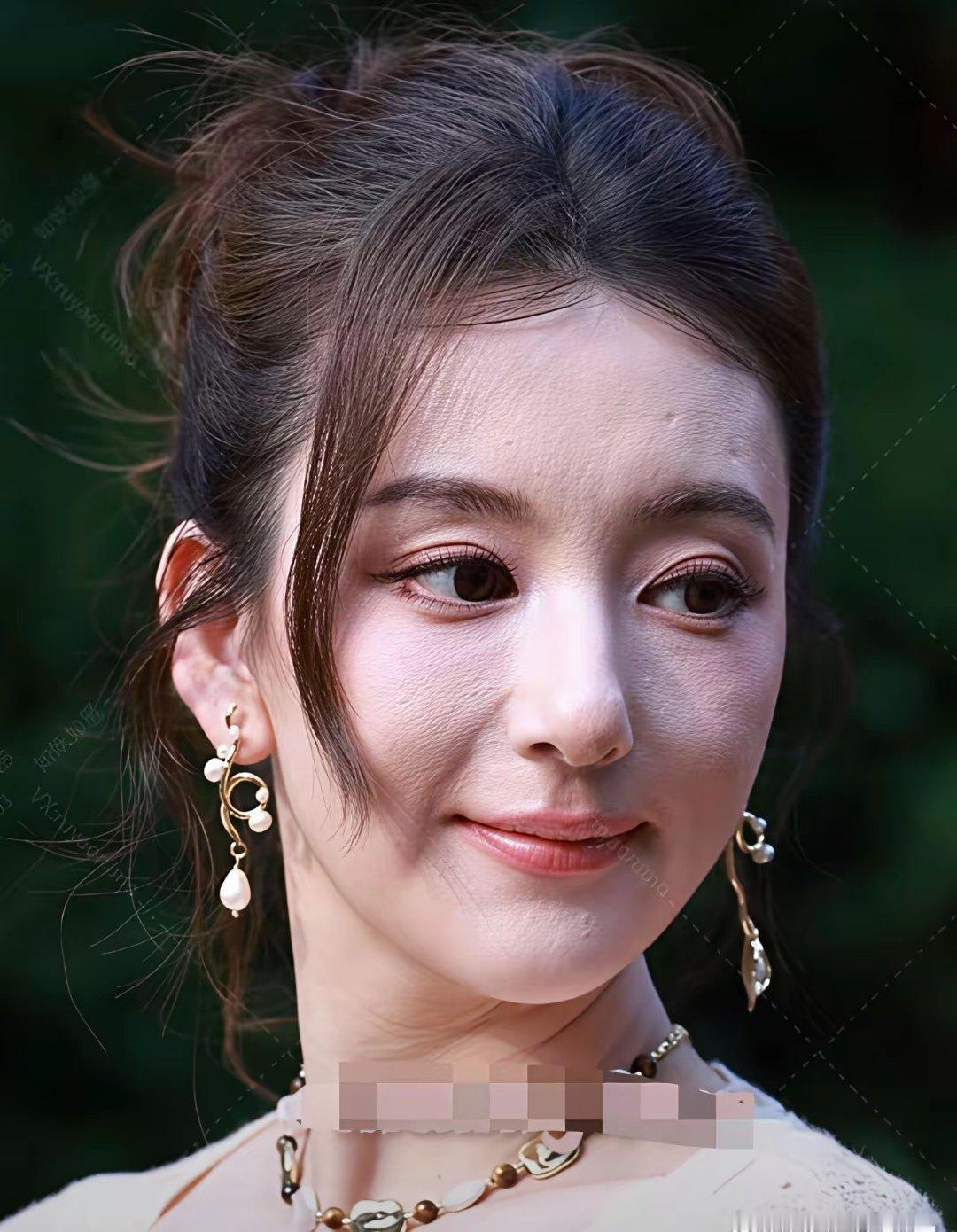 方媛高清怼脸拍，该说不说这皮肤状态绝了​​​