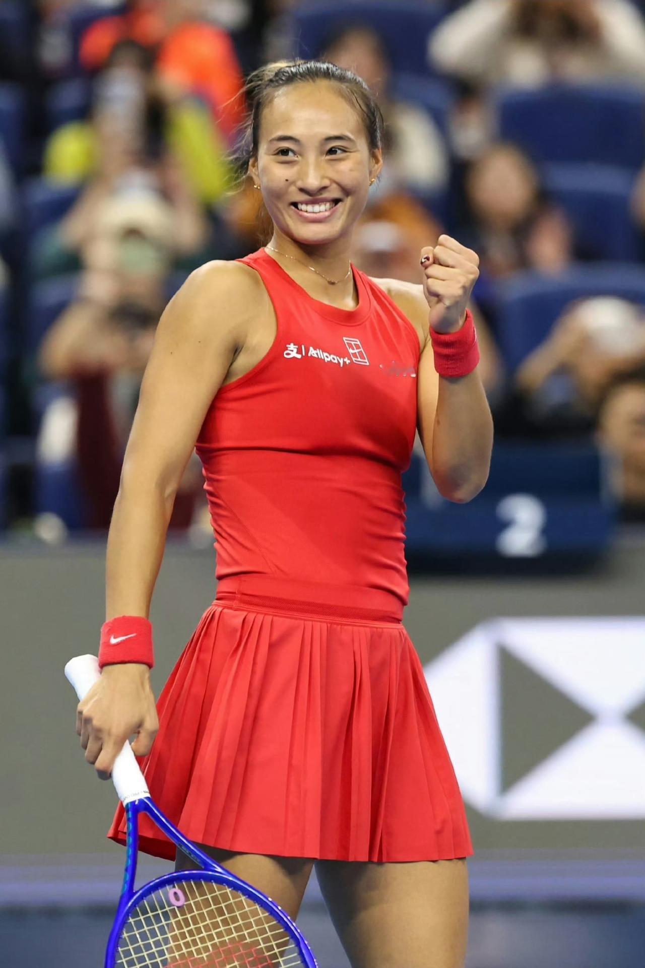 这可是WTA1000级别的中国网球公开赛，她不仅是赛会历史上第一位拿下单打冠军的