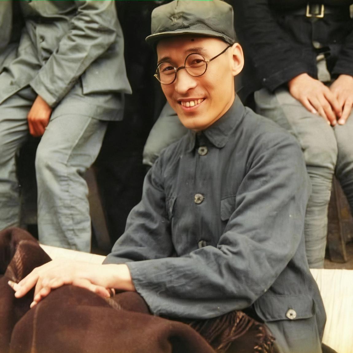 这个浓眉大眼的男子，就是红军叛徒徐梦秋，这一张照片拍摄于1936年，红军刚到达陕