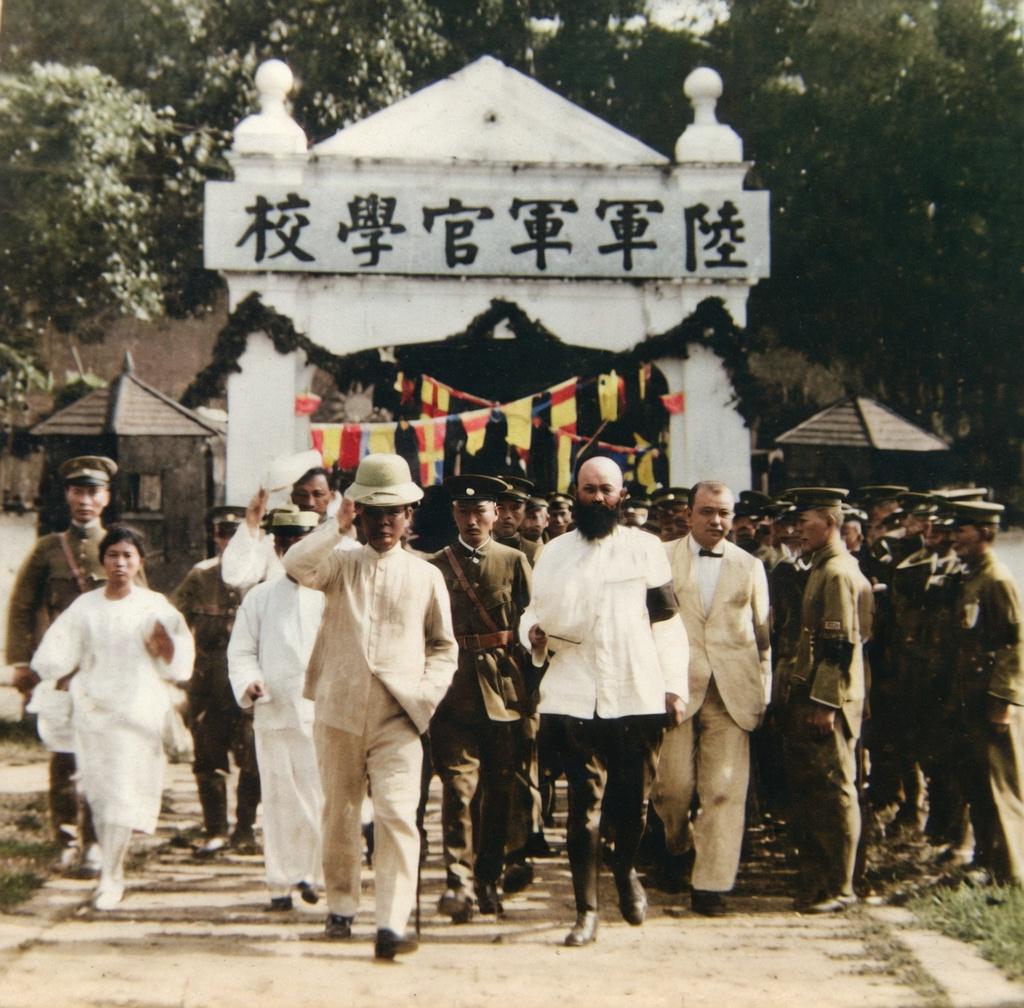 1924，孙中山先生在广州陆军军官学校（黄埔军校）视察时的经典历史影像。照片正中