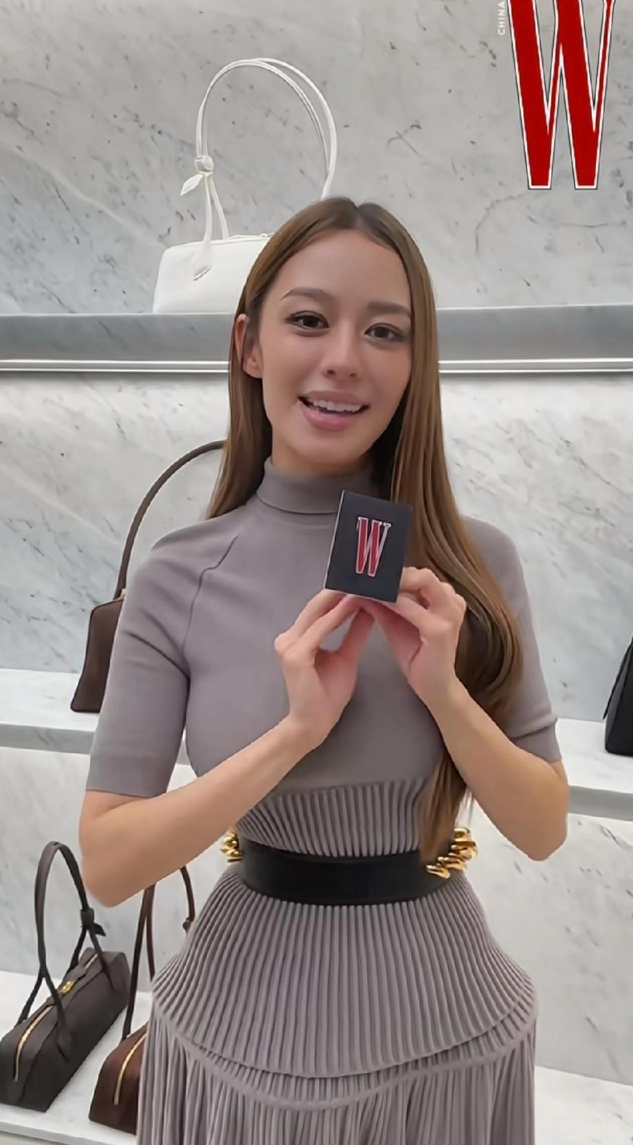 朗朗老婆吉娜身材这么好吗？看着确实有点让人惊讶，这大概只有漫画里才会有的身材吧。