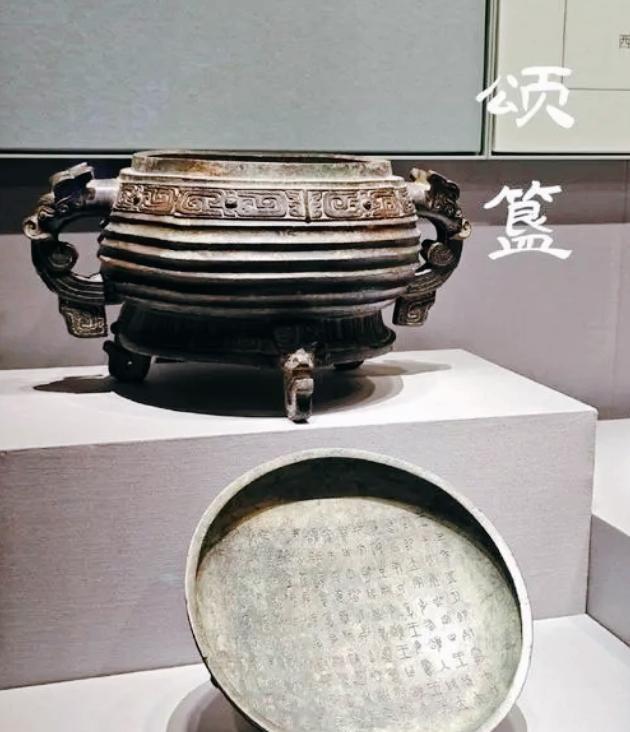 1959年，山东青岛一女子在参观博物馆时被角落处1个青铜器所吸引，走近一看，她惊