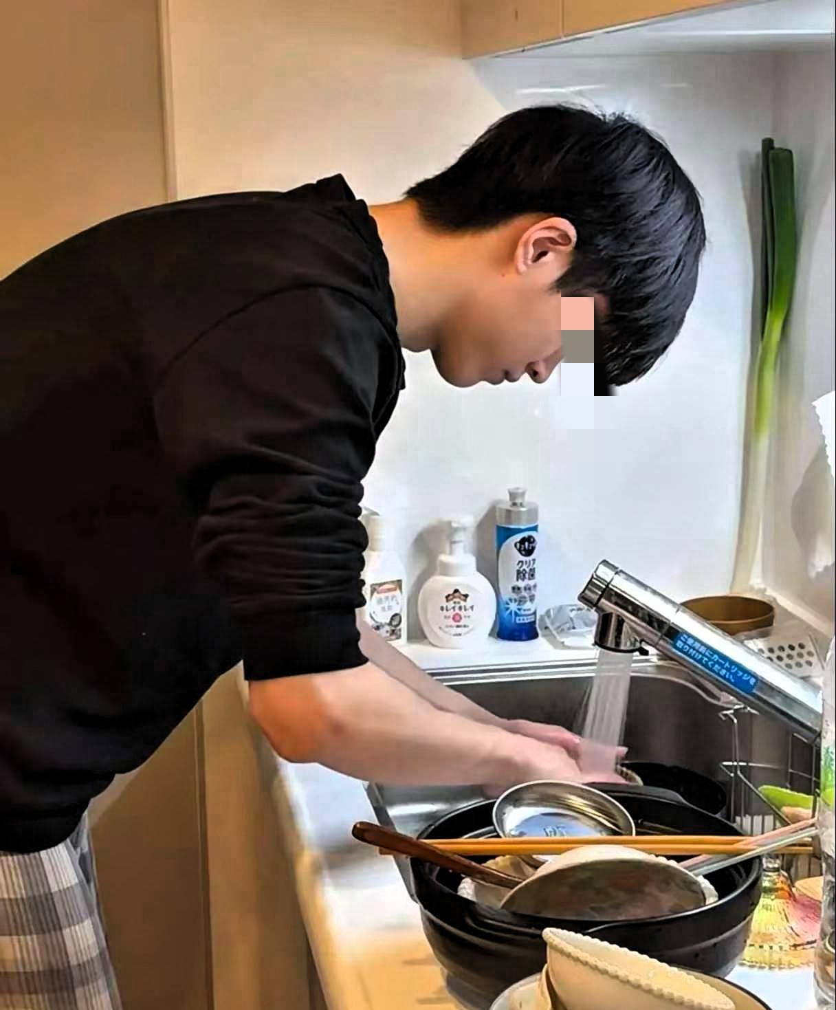 上海有个小伙，干脆不上班了。不是懒，家里六个老人退休，退休金凑一块儿一月快四万，