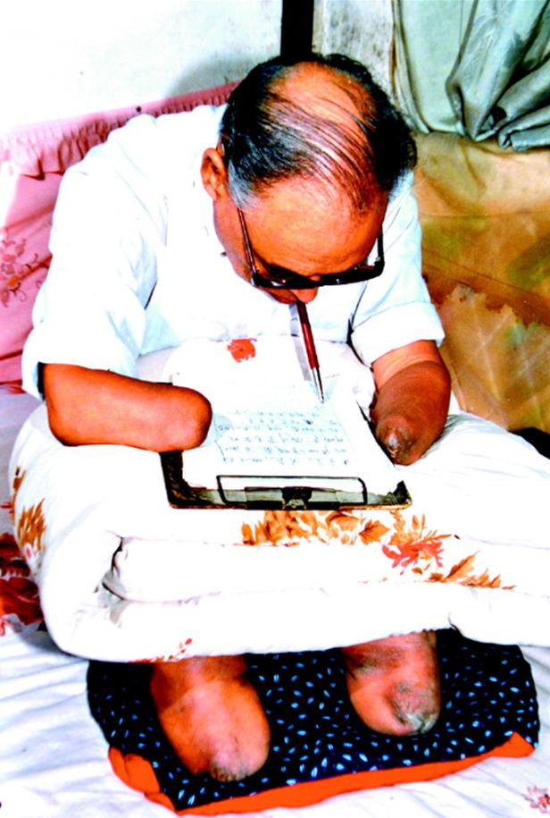 1950年，长津湖战役中，17岁的朱彦夫重伤昏迷，被美军补刀划破肚子，疼