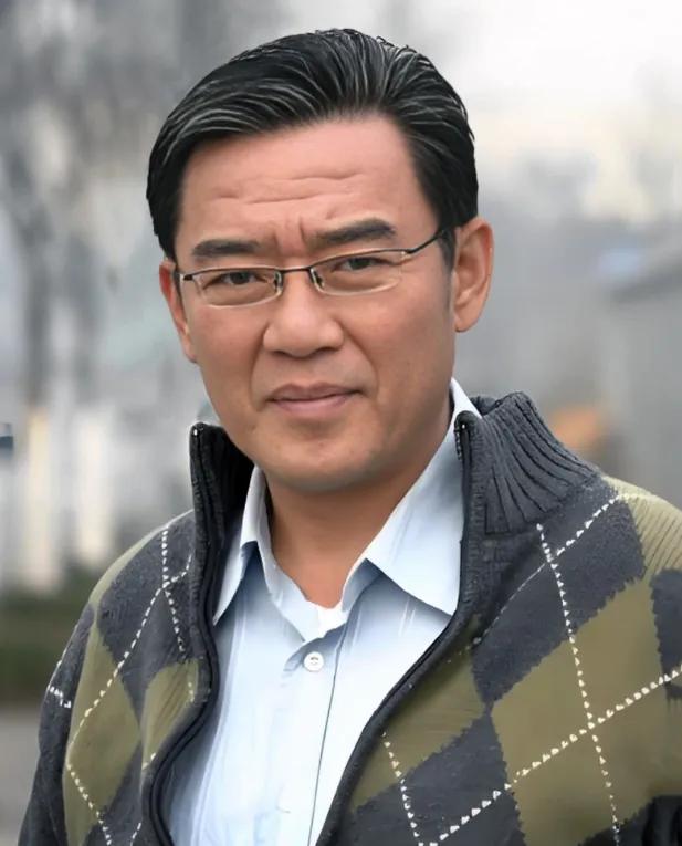 年轻时候李立群还是挺帅的，现在变成一个爱喝酒的老头。经常拍视频喝酒，不过说话还