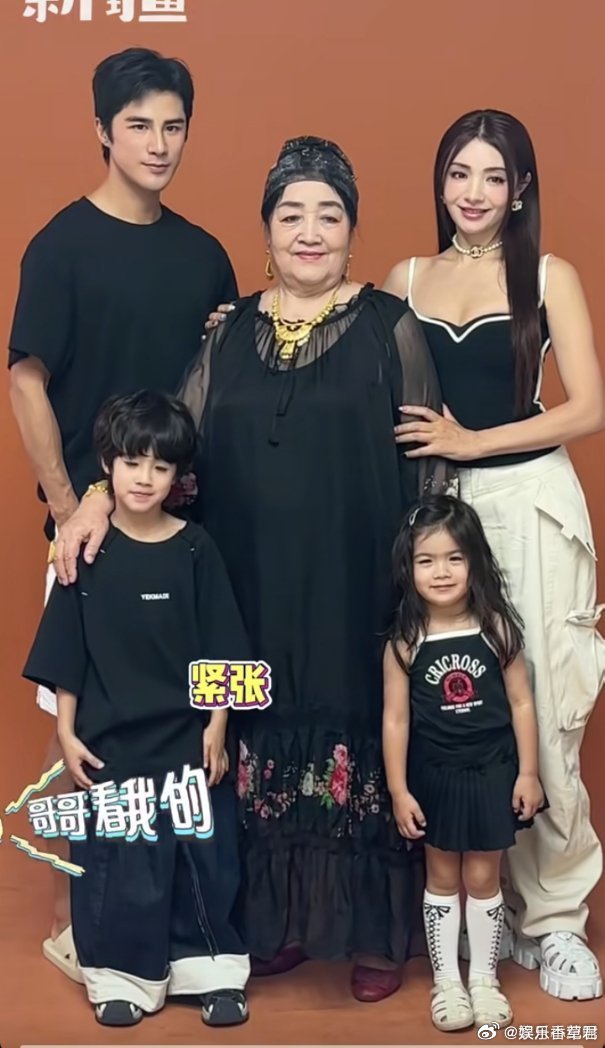 姜潮说岳母出门打扮得像走红毯被狠狠戳中！岳母把饭局变红毯，金首饰点缀得气场全开既