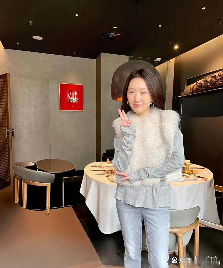 杨钰莹现身广东聚餐，年过53岁依旧容颜如初，肌肤细腻紧致，颜值状态惊艳十足。