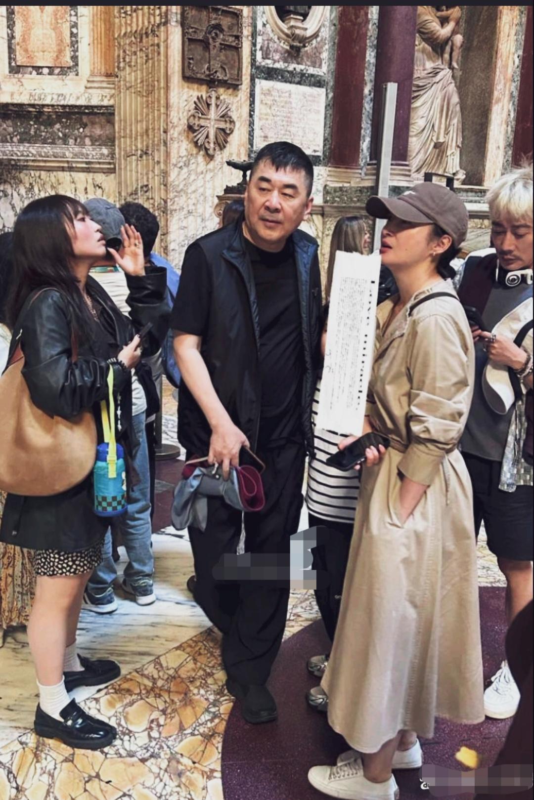 陈建斌蒋勤勤两口子罗马旅行，蒋勤勤一件裸色裙装，戴着棒球帽身材苗条，依然是肤白貌