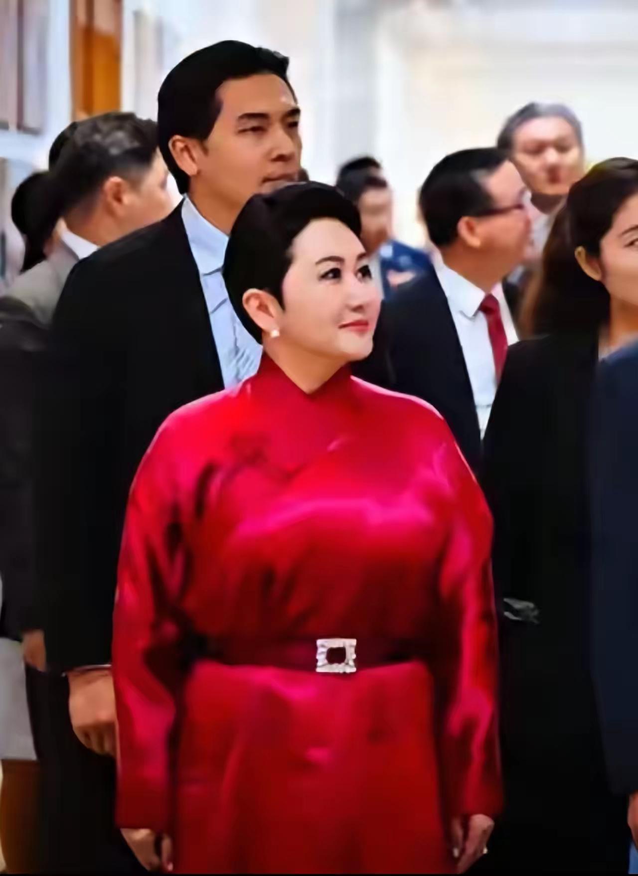 蒙古外长活动中的一个小细节很有意思。大家看一下这位富态的女外长，穿了一身大红色