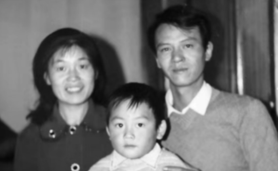 1979年，知青戴建国不顾家人的反对，硬娶痴傻的程玉风为妻，新婚夜，正当戴建国流