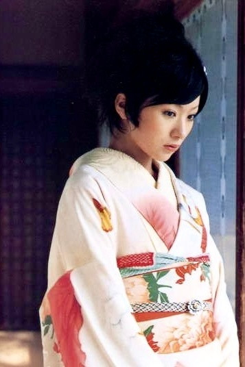 2003年，摄影师久家靖秀镜头下的椎名林檎。​​​​