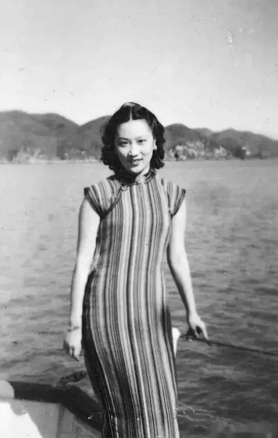 一次军统内部大型聚餐，军统科长李修凯带年轻貌美的妻子赴宴，被戴笠一眼相中。宴会未