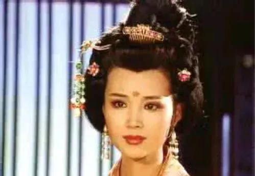 韦皇后正在睡觉，25岁的李隆基突然闯入，韦皇后又惊又怒：“大胆逆子！”谁料，