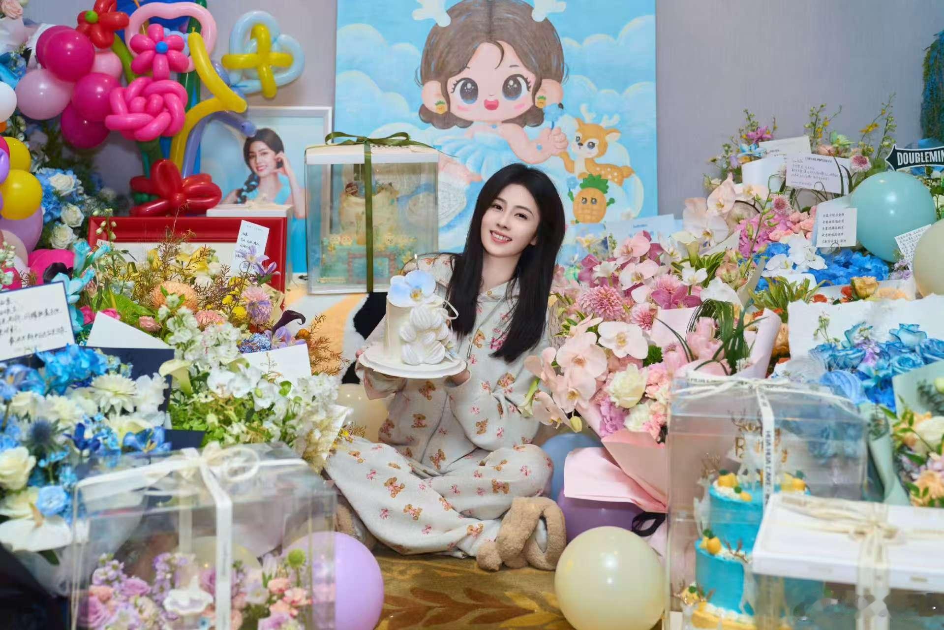 白鹿生日被花包围白鹿被鲜花蛋糕包围了白鹿生日快乐🎂​​​