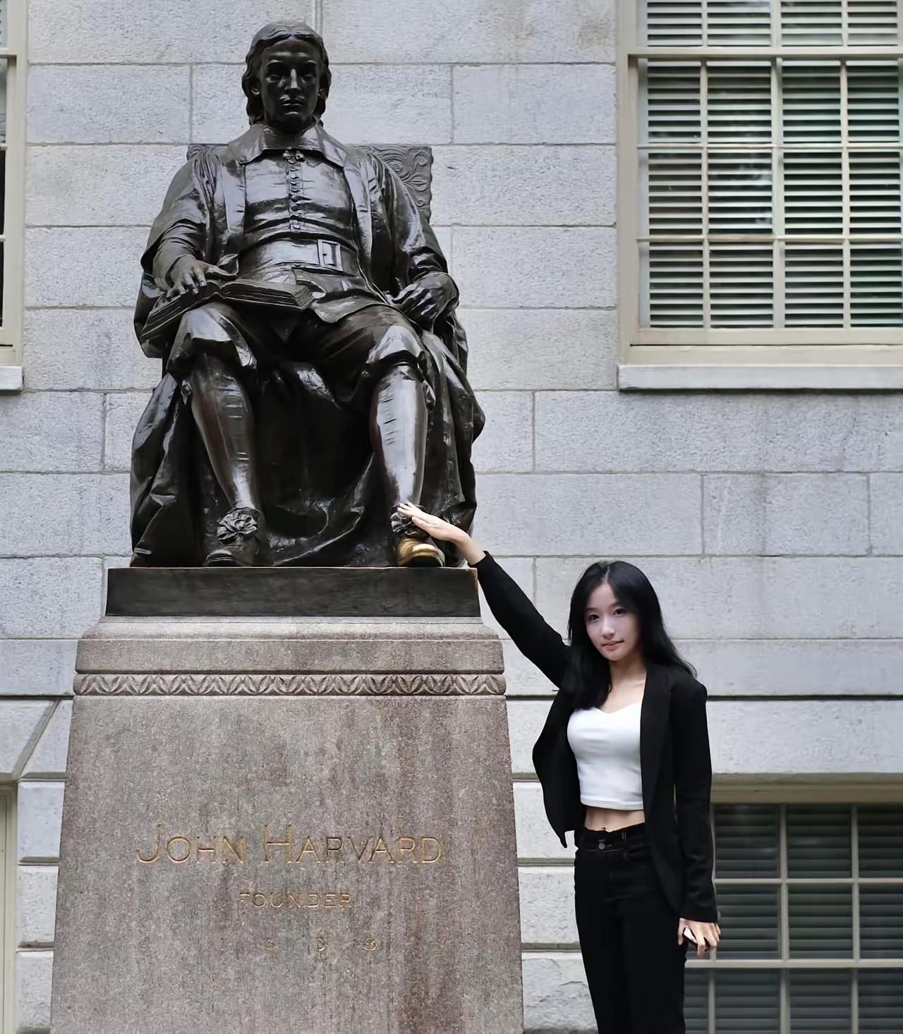 国民党主席郑丽文访问大陆，出乎意料的把国际事务部主任董佳瑜带过来了。董佳瑜今年3