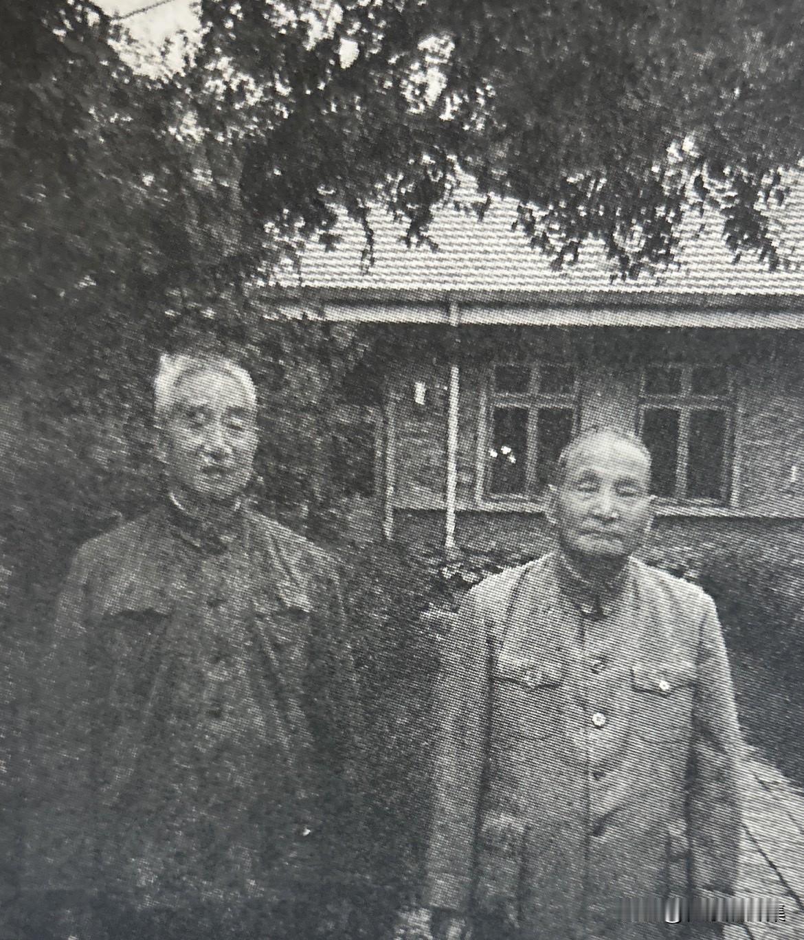 1985年7月，陈云拜访徐向前元帅的老照片。两位老战友在交谈中，话题自然而然地转