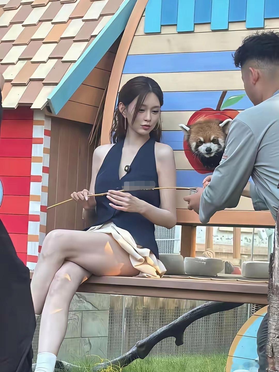美女的膝盖都容易受伤吗？沈梦辰青紫了。