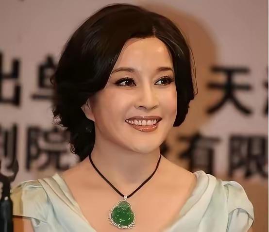 1988年，召开全国政协会议时，原国民党军统特务沈醉告诉刘晓庆一个秘密：“如果当