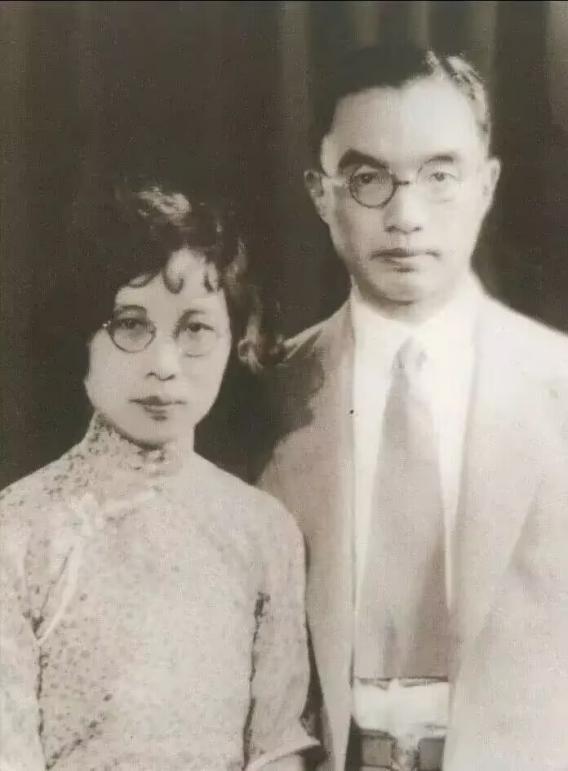 一天，朱自清回到家中，看到桌上丰盛的饭菜，顿时黑了脸，他背着妻子，小声嘟