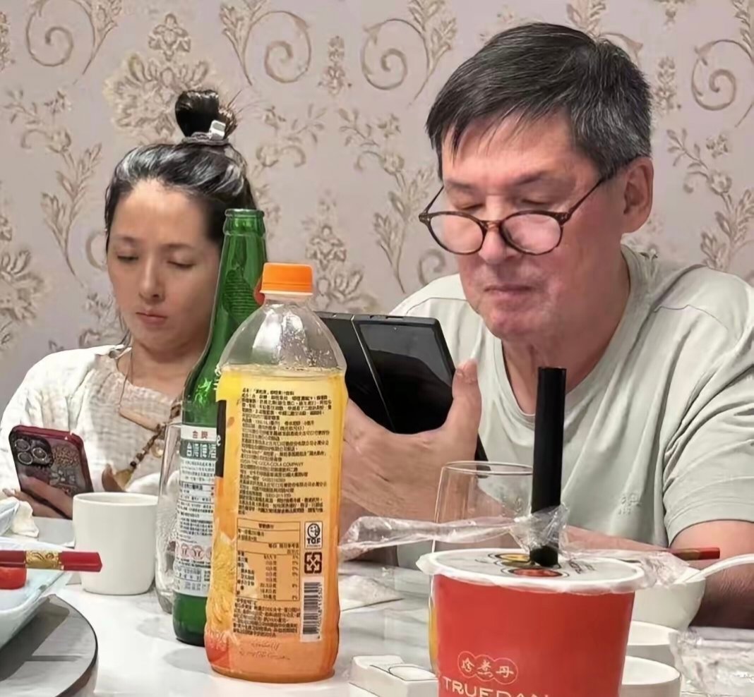 向佐专程飞台北陪郭碧婷一家十口吃家宴，都说嫁豪门的女星得端着撑场面，郭碧婷倒好，连素颜带点蜡黄都不躲