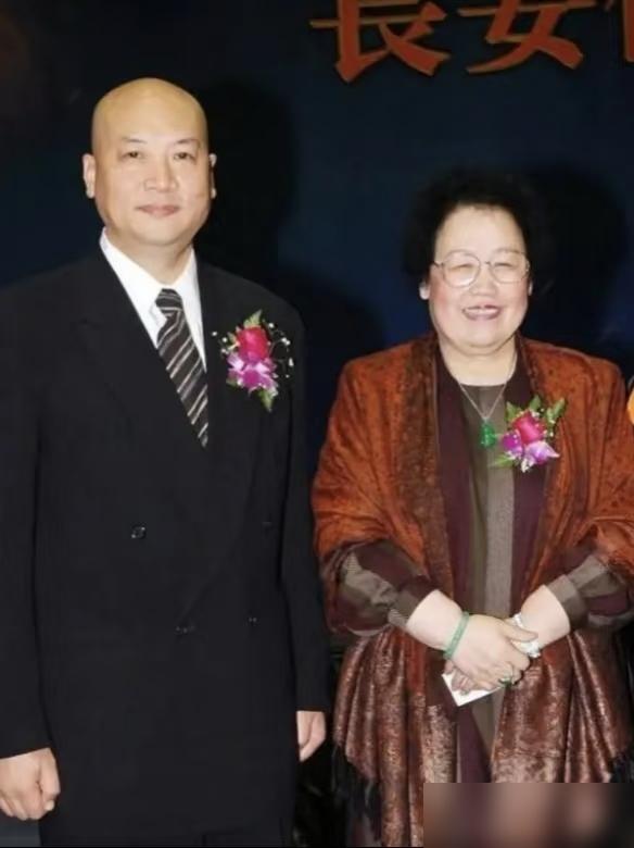 死了。陈丽华4月5日去世，全网在问迟重瑞分了多少钱？你没看错，他一分都拿不到。