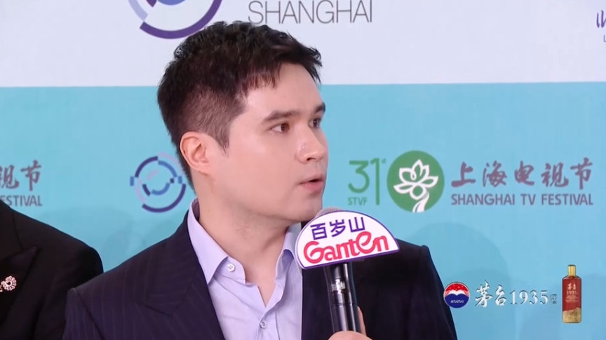观众认可让肖战长舒一口气藏海传导演发言把肖战逗笑了白玉兰红毯上，导演发言直接把
