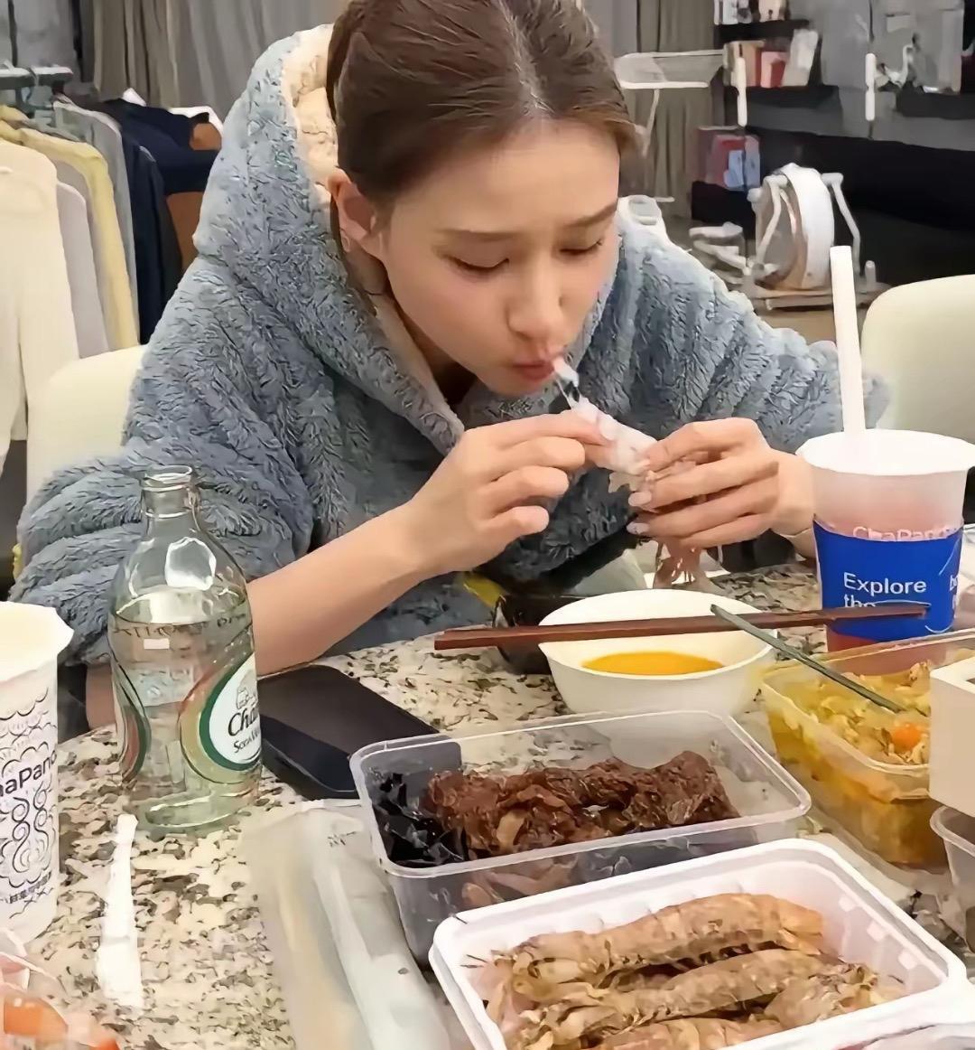 何超莲这大餐外卖也太奢侈了，这大虾一定很贵吧。
