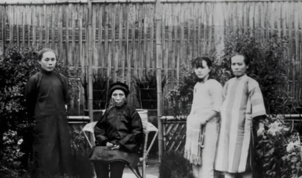 1912年洞房之夜，郭沫若见发妻太丑，拒绝睡觉。就在他转身要走时，发妻拉住他苦苦