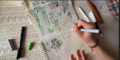 看郑凯老婆苗苗在自家小院子里面修建菜园子，养鸡。自己安装，自己铺路，这姑娘干活