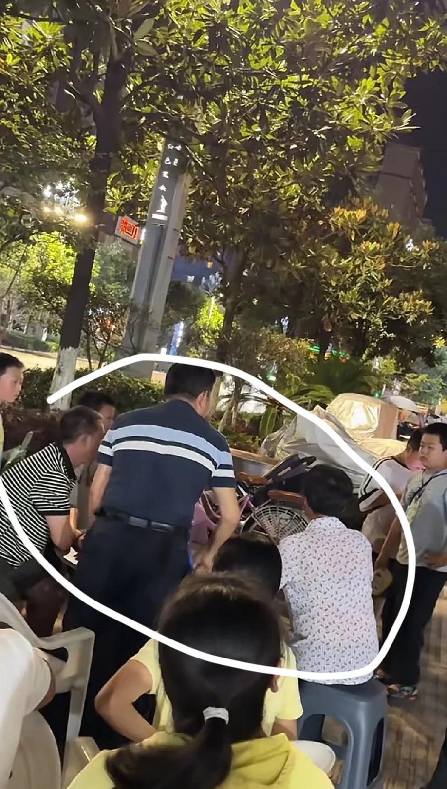 几块钱都给不起吗几个人吃烧烤要买冰棍，小孩哥就剩俩了，结果他吃完了非要三根才付