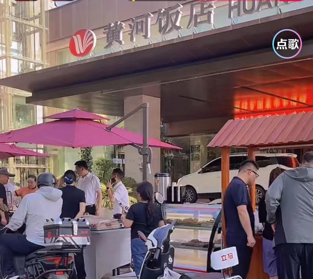 现在酒店行业真正迎来寒冬了，很多星级酒店为了活下去，都不得不开始摆摊了。什么所