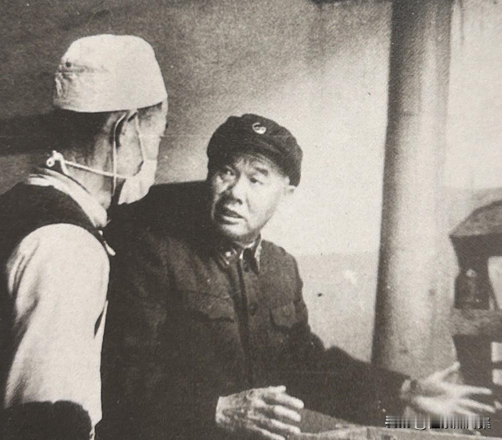 1964年，开国上将陈再道深入基层连队、关心战士冷暖的生动瞬间。此时的他担任武汉