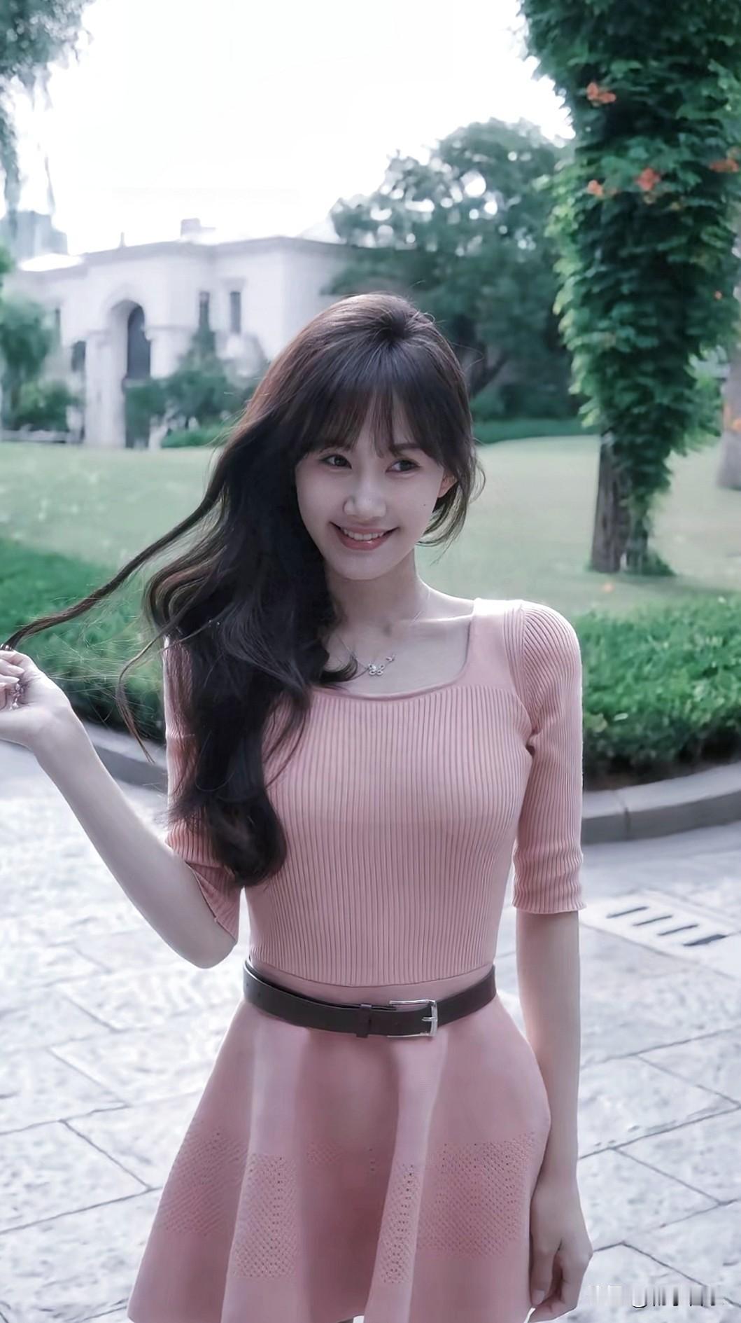 小姐姐漫步公园，穿着粉色连衣裙，笑容甜美，气质优雅。分享小姐姐的美照清新图片分享