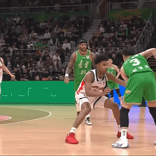 赵继伟这个弹射撤步命中了第6记三分，全场23分3助攻2抢断（三分6/13）。过去