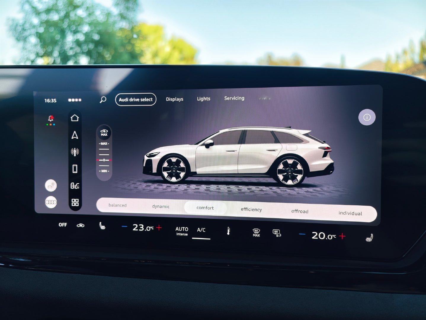 熊猫配色很上镜，冰川白奥迪A6allroad。​