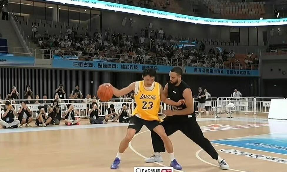 白晶前阵子又跟NBA的狄龙单挑了，最后79比101输的。虽然看分数比以前打小卡、乔治的时候好看了不少