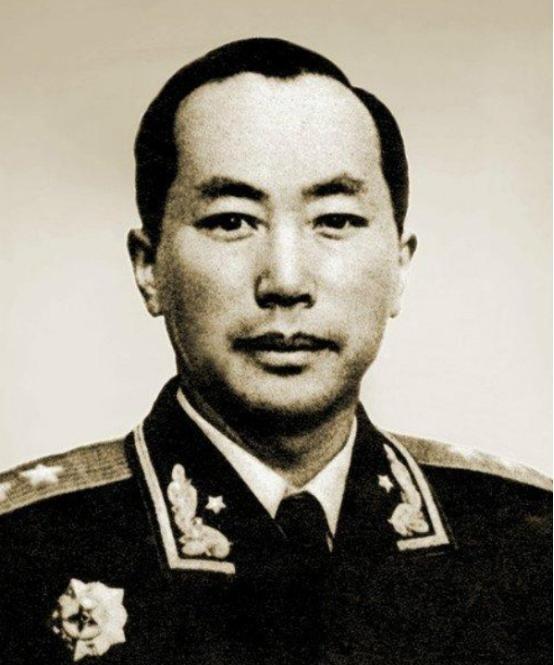 1947年，赵平和老婆叛变，将刘少文所在位置供了出来，国民党特务闯入食品店，想要